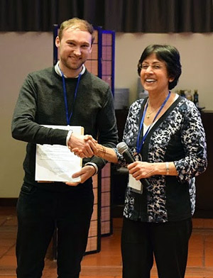 Rupert Bassitta wird die Urkunde durch Frau Prof. Nancy Khardori der Eastern Virginia Medical School in Norfolk, Virginia, USA, überreicht